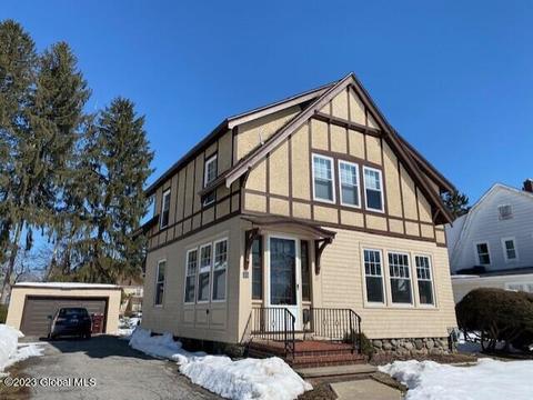27 N Park Dr, Gloversville, NY 12078