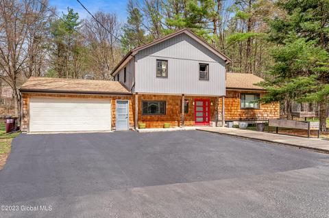 832 King Rd, Saratoga Springs, NY 12866