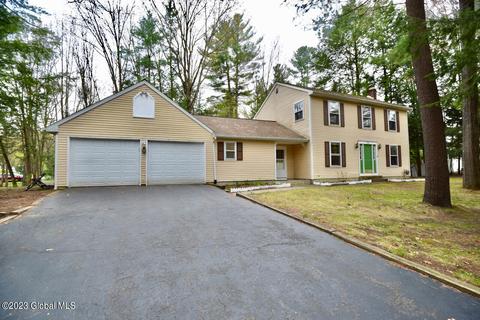 4 Castleberry Dr, Gansevoort, NY 12831