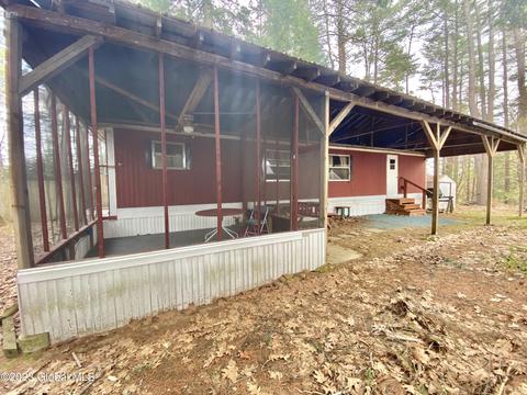 6 Skipper Ln, Corinth, NY 12822