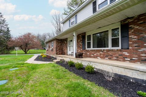 35 Tabor Rd, Mechanicville, NY 12118