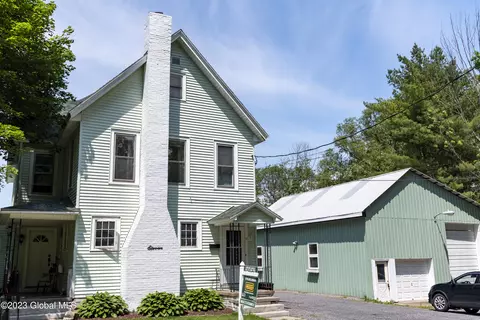 11 Chestnut St, Johnstown, NY 12095