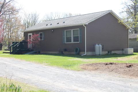 38 Hewitt Rd, Queensbury, NY 12804