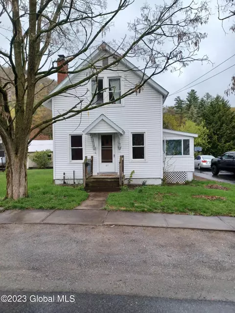 27 Oak St, Warrensburg, NY 12885