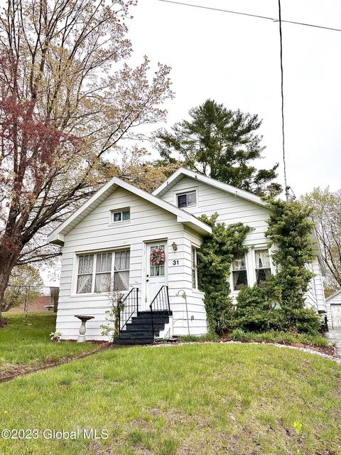 31 School St, Mayfield, NY 12117