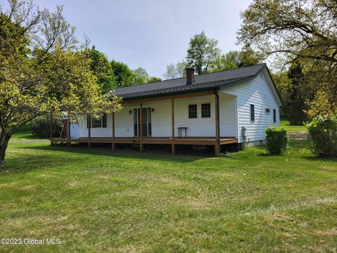 8 Chestnut St, Schaghticoke, NY 12154
