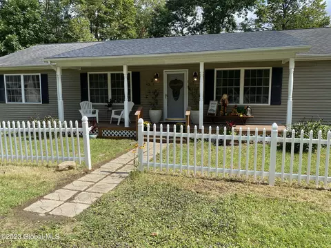 792 Swaggertown Rd, Schenectady, NY 12302