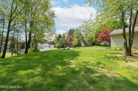 10 Roberts Ln, Latham, NY 12110