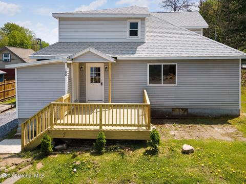102 5th St, Saratoga Springs, NY 12866
