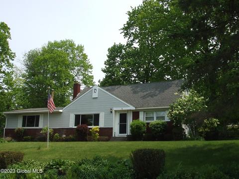 4 Pine Grove Ln, Troy, NY 12182