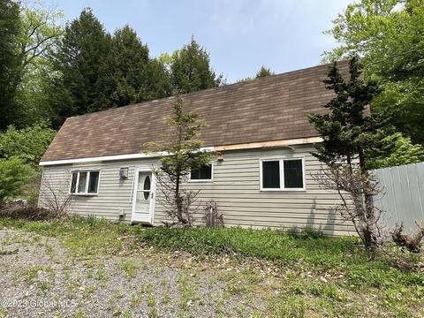 128 Country Ln, Gloversville, NY 12078