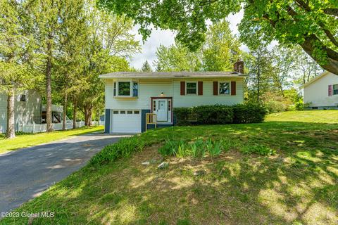 13 Mari Nol Dr, Clifton Park, NY 12065