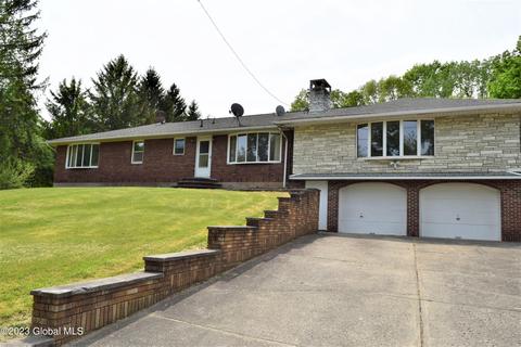 137 Dunsbach Rd, Halfmoon, NY 12065