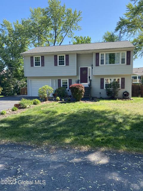 19 Meadow St, Cohoes, NY 12047