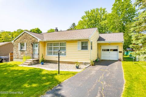 7 Buchman Dr, Loudonville, NY 12211