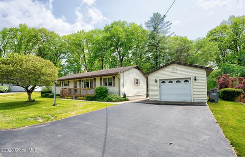15 Birchwood Dr, Halfmoon, NY 12065