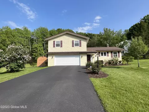 4 Tomahawk Pl, Johnstown, NY 12095