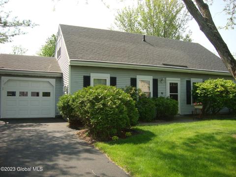 31 Meadowlark Dr, Cohoes, NY 12047