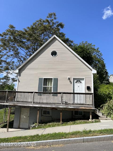 9 Pine St, Rensselaer, NY 12144