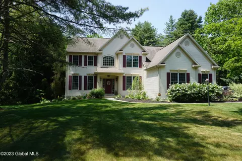 9 Magnolia Dr, Saratoga Springs, NY 12866