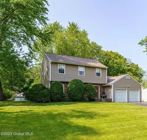 4030 Buckingham Dr, Schenectady, NY 12304