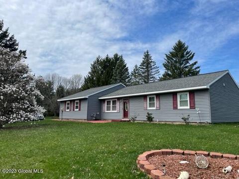 26 Cedarwood Dr, Ballston Lake, NY 12019