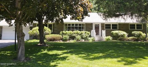 1048 Merlin Dr, Niskayuna, NY 12309