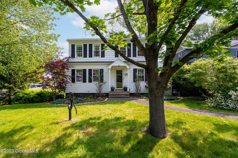 8 Maple Ter, Delmar, NY 12054