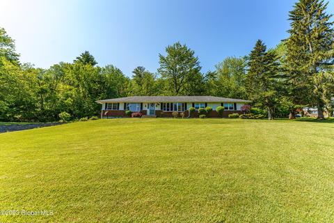 35 Dormay Ln, Troy, NY 12182