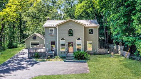 561 Maple Ave, Saratoga Springs, NY 12866
