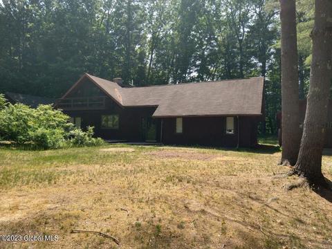 6 Woodlake Dr, Gansevoort, NY 12831