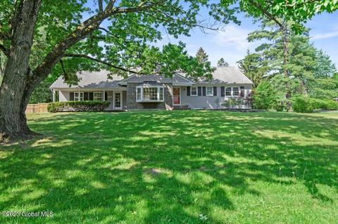 4300 Buckingham Dr, Schenectady, NY 12304
