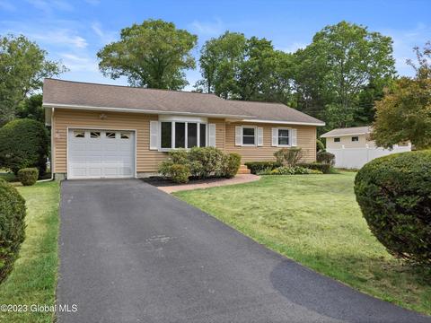 15 Dawn Dr, Glenville, NY 12302