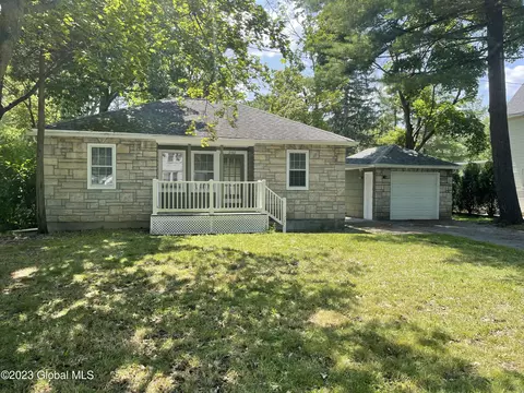 2102 Nott St, Niskayuna, NY 12309