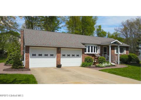 19 St Andrews Dr, Clifton Park, NY 12065