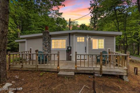 161 Crooked Trl, Middle Grove, NY 12850