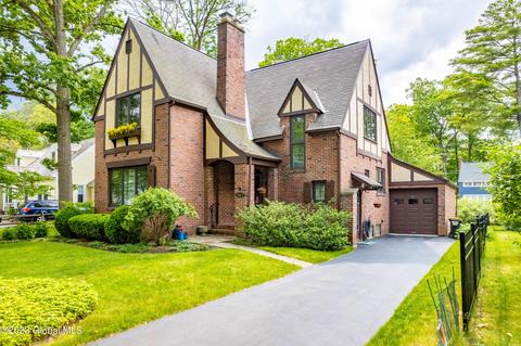 1463 Regent St, Niskayuna, NY 12309