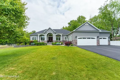 15 Bridgewater Ct, Clifton Park, NY 12065