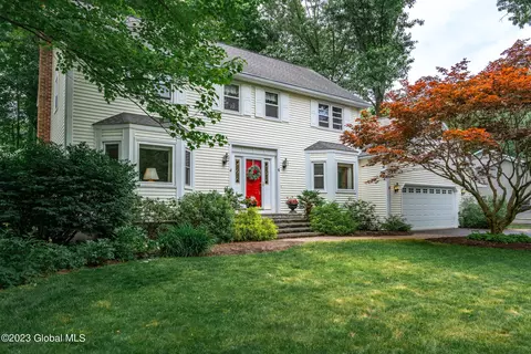 4 Jason Ln, Halfmoon, NY 12065