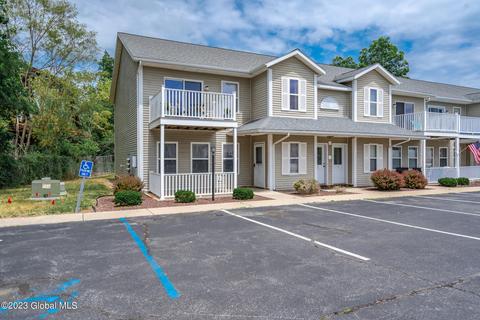 101 Cambridge Manor Dr, Scotia, NY 12302