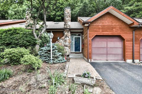 5 Lillian Ln, Troy, NY 12180