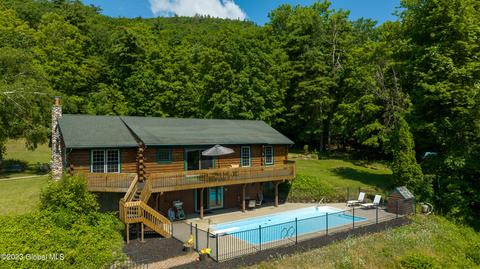 54 Fox Run Dr, Ticonderoga, NY 12883