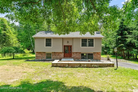 12 Nott Rd, Guilderland, NY 12084