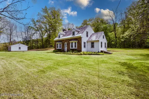 737 River Rd, Rotterdam, NY 12306