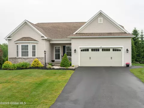 18 Glen Meadow Dr, Halfmoon, NY 12118
