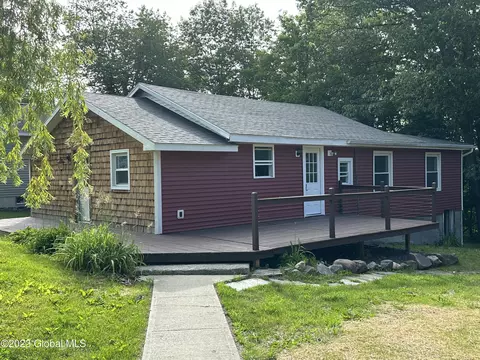6 Chestnut Dr, Nassau, NY 12123