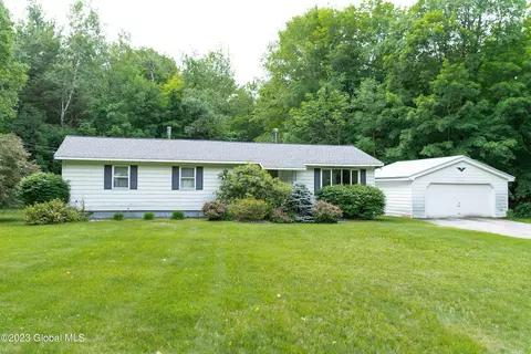2817 W Glenville Rd, Amsterdam, NY 12010
