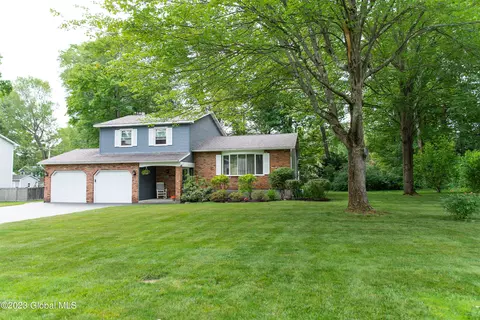 684 Hampshire Seat, Niskayuna, NY 12309