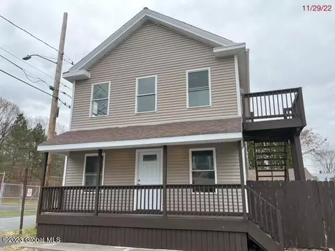 34 Hudson St, Waterford, NY 12188