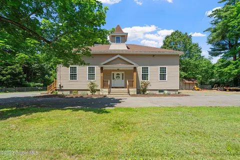 1943 Brookview Rd, Castleton On Hudson, NY 12033